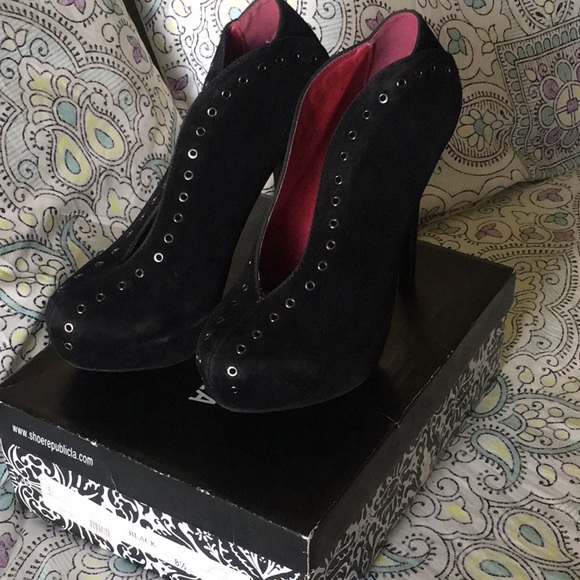 Shoe Republic LA Shoes - Black  shoe republicla bootie heel w/ holes